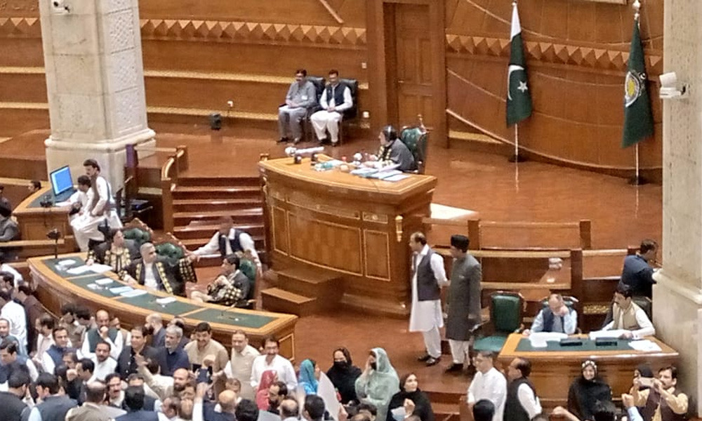 ইমরান খান ও পিটিআইকে নিষিদ্ধ করতে পাঞ্জাব পরিষদের অনুমোদন